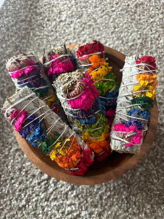 Organic white sage bundle with 7 chakra sinuata flowers (Bundle includes 3 4” sage wands)